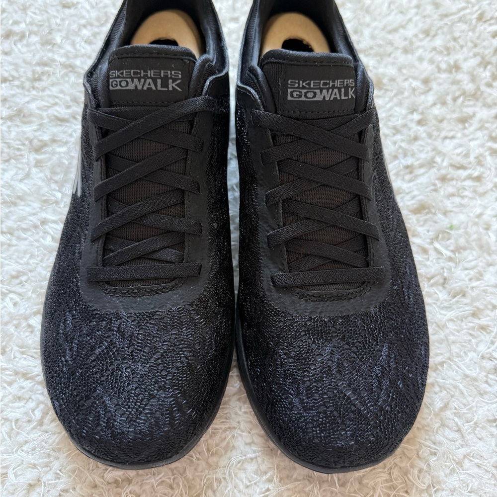Skechers Go Walk woman’s Black Slip-On Walking Shoes: Size 7 - Picture 2 of 6